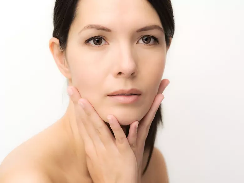 Obrzęk twarzy: przyczyną może być alergia, ale i zaburzenia hormonalne