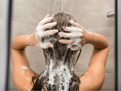 Regeneracja i intensywne nawilżenie. Jesienne priorytety dla zmęczonych włosów